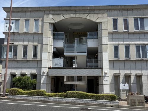 【無機質なコンクリートの外観と自然豊かな甲山を望むことができるむくの木ビル】西宮 美容室居抜き店舗物件☆約１０．５坪！３階部分！敷地内駐車場有り！建石筋沿い！